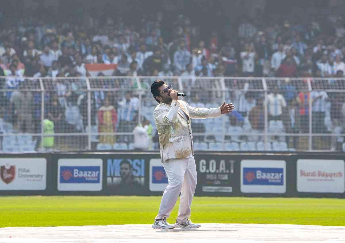 लियोनल मेसी के लिए सॉल्ट लेक स्टेडियम में हजारों की संख्या में फैंस आए हुए थे. मेस्सी के आने से पहले स्टेडियम में स्थानीय गायक अनिक डार ने फैंस के लिए म्यूजिकल परफॉर्मेंस दी.