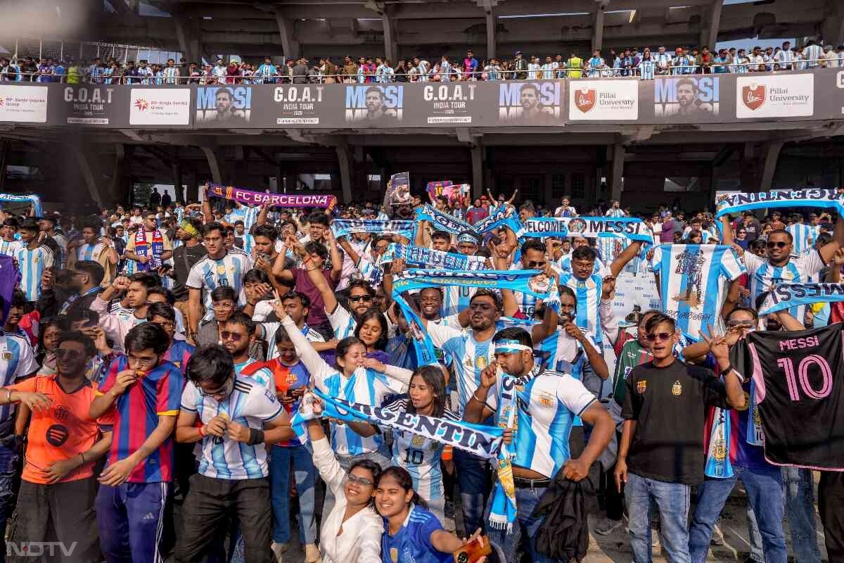 प्रतिमा स्थल पर फैंस की भारी भीड़ थी. इस दौरान प्रतिमा के नजदीक उपस्थित फैंस के बीच भारी उत्साह दिखा. फैंस मेसी नाम के नारे लगा रहे थे.