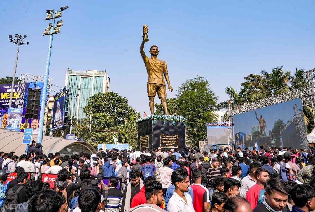 यह प्रतिमा कोलकाता के बिग बेन और डिएगो माराडोना की प्रतिमा के पास स्थित है.