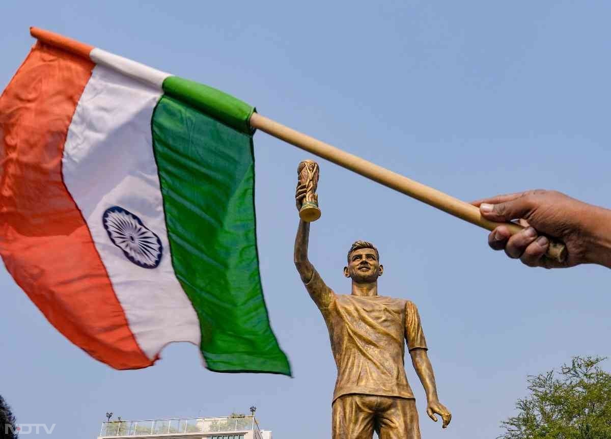 यह लियोनल मेस्सी की सबसे ऊंची प्रतिमा है.