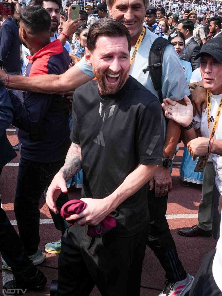 सॉल्ट लेक स्टेडियम पहुंचने के बाद लियोनल मेस्सी ने मैदान का चक्कर लगाया.