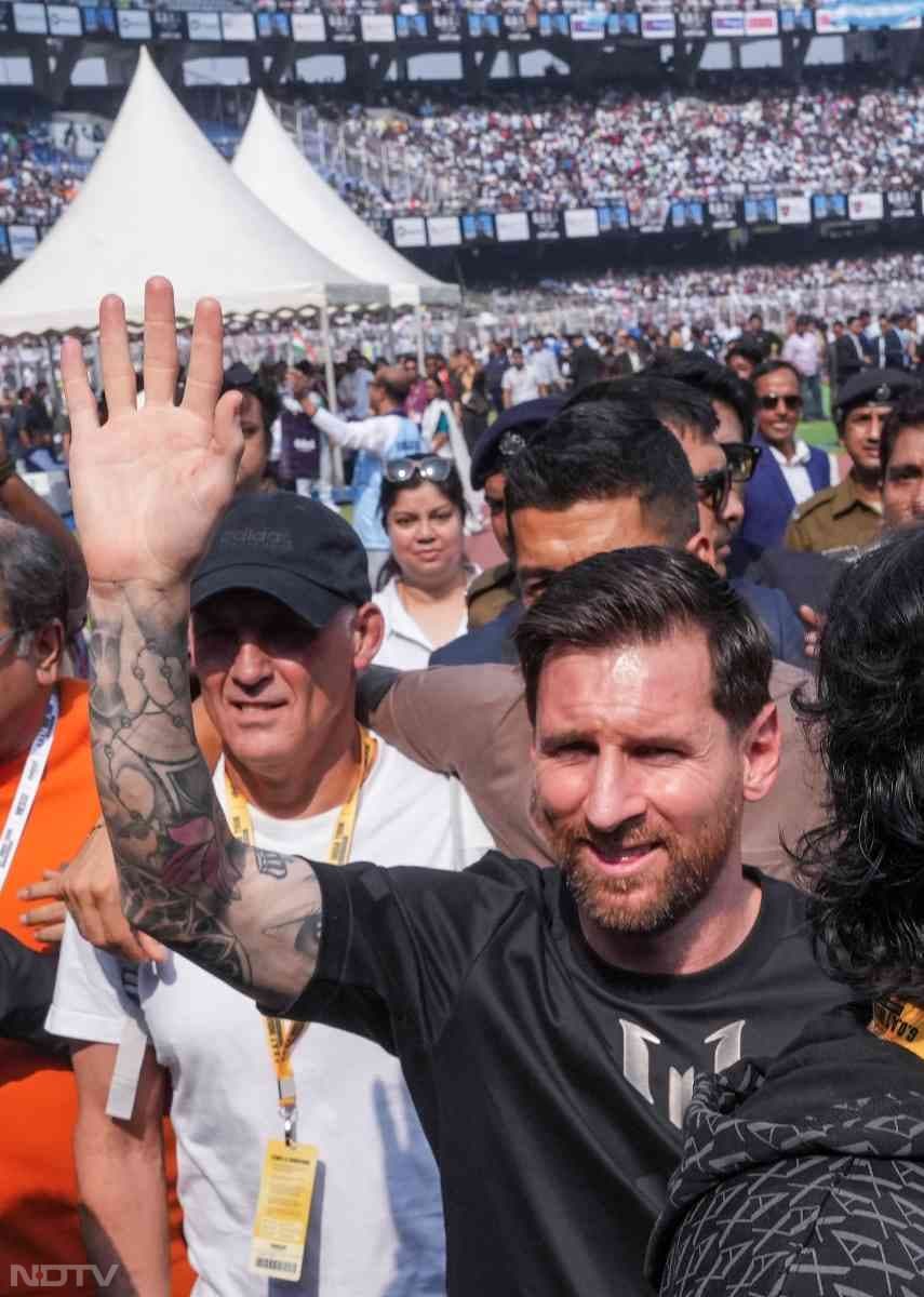 लियोनल मेस्सी स्टेडियम में थोड़ी देर ही रूके और उन्होंने फैंस के साथ सेल्फी ली.