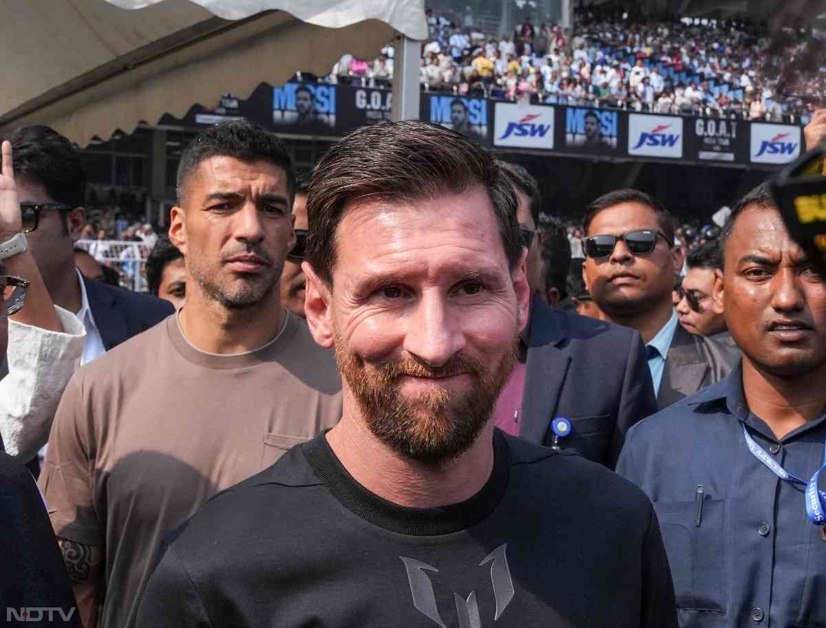 भारी संख्या में आए फैंस को देख लियोनल मेस्सी के चेहरे पर भी खुशी दिखी.