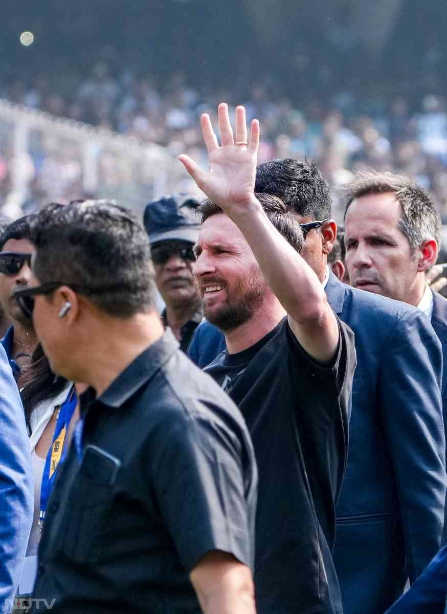 सॉल्ट लेक स्टेडियम में लियोनल मेस्सी ने हजारों की संख्या में आए फैंस का अभिवादन किया.