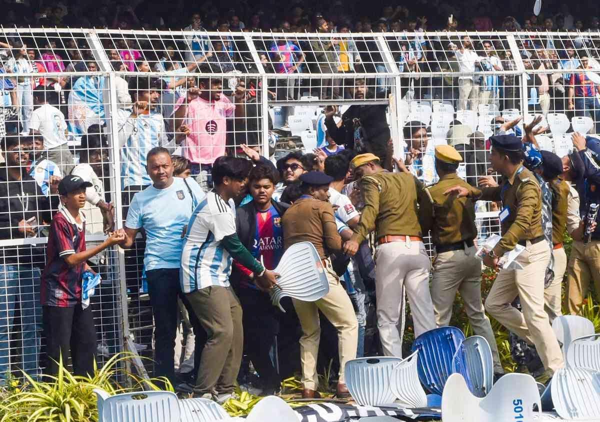 लियोनेल मेस्सी की शनिवार सुबह साल्ट लेक स्टेडियम में संक्षिप्त कोलकाता यात्रा अराजकता में तब्दील हो गई, जब दुनिया के सबसे लोकप्रिय फुटबॉल खिलाड़ी की झलक नहीं देखने पर नाराज फैंस ने सुरक्षा नियमों का उल्लंघन किया.