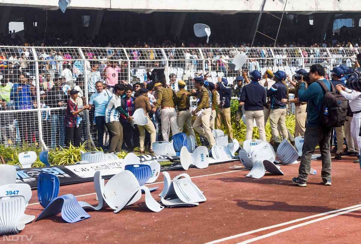 सॉल्ट लेक स्टेडियम राजनीतिक दांव-पेच का अड्डा बन गया और सत्ताधारी तृणमूल कांग्रेस के समर्थक सुरक्षा घेरा तोड़कर मैदान में घुस आए थे.