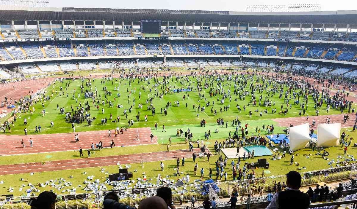 स्सी के मैदान में आते ही स्थिति बेकाबू हो गई. अराजकता के कारण कार्यक्रम को बीच में ही रोक दिया गया. जिससे स्टेडियम में इस कार्यक्रम के लिए मौजूद बॉलीवुड सुपरस्टार शाहरुख खान, भारतीय क्रिकेट टीम के पूर्व कप्तान सौरव गांगुली और मुख्यमंत्री ममता बनर्जी की इस दिग्गज फुटबॉल खिलाड़ी से मुलाकात नहीं हो सकी.