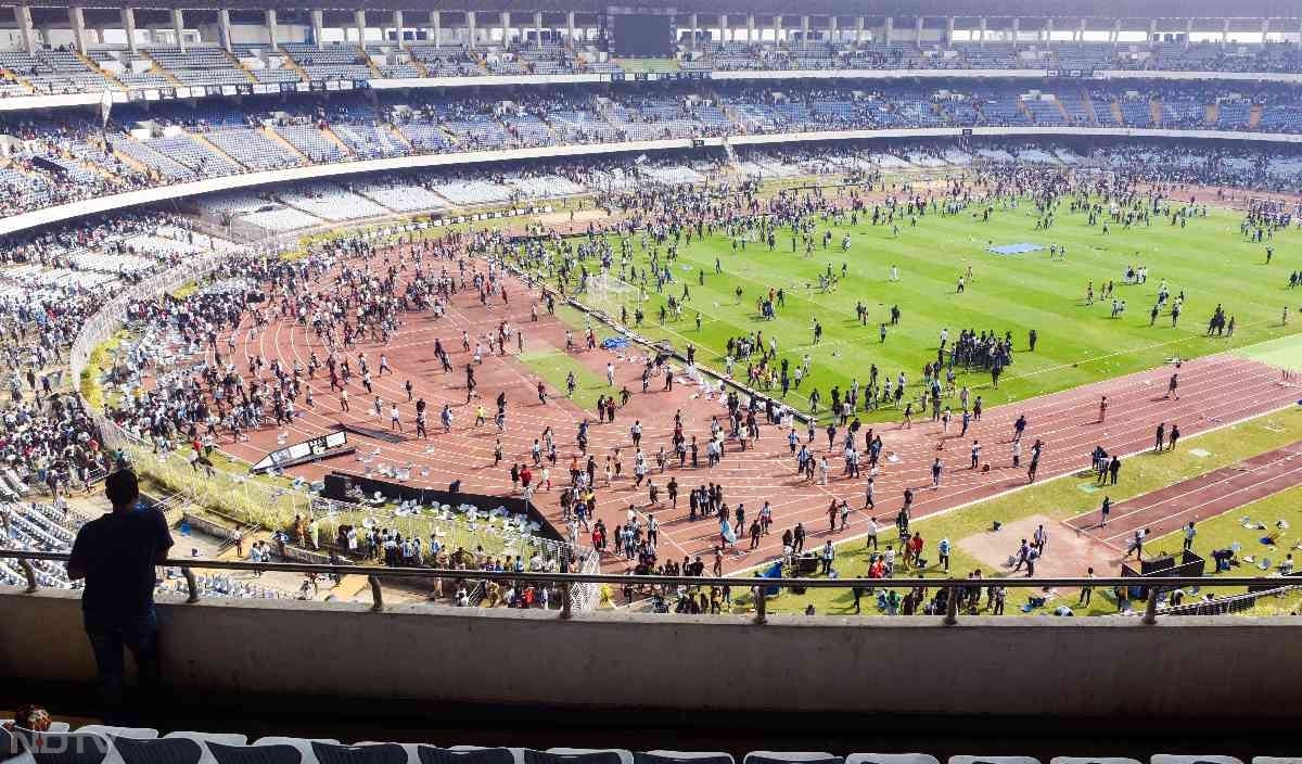 अर्जेंटीना के इस स्टार खिलाड़ी को देखने के लिए 4,500 से 10,000 रुपये तक के टिकट खरीदने वाले फैंस ने निराशा में बोतलें फेंकी और सीटों को तोड़ दिया.