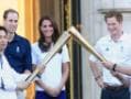 Photo : Prince William and wife Kate welcome Olympics torch to palace