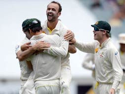 Lyon roars, Australia sense 4-0 series lead