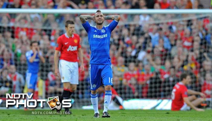 Raul Meireles (2nd R) gestures during the English Premier League football match between Manchester United and Chelsea at Old Trafford. (AFP Photo) Manchester United thrash Chelsea 3-1