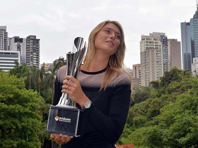Photo : Trophy in Hand, Maria Sharapova Soaks in Brisbane Sun