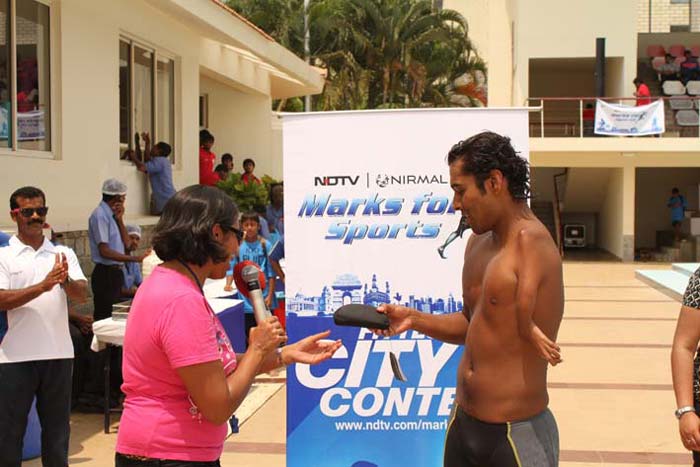 Sharath bags the best swimmer prize.