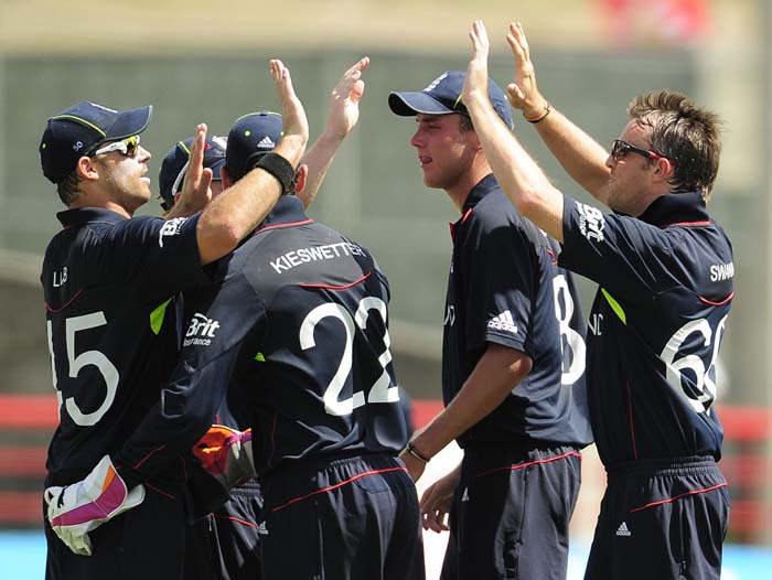 Graeme Swann celebrates with teammates after dismissing batsman Brendon McCullum.(AFP PHOTO) WT20: NZ vs Eng