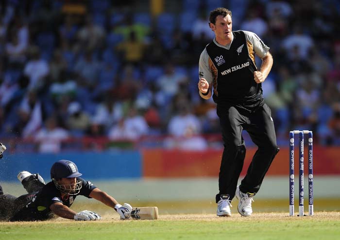 Kiwi bowler Kyle Mills attempts to run out English batsman Ravi Bopara.(AFP PHOTO) WT20: NZ vs Eng