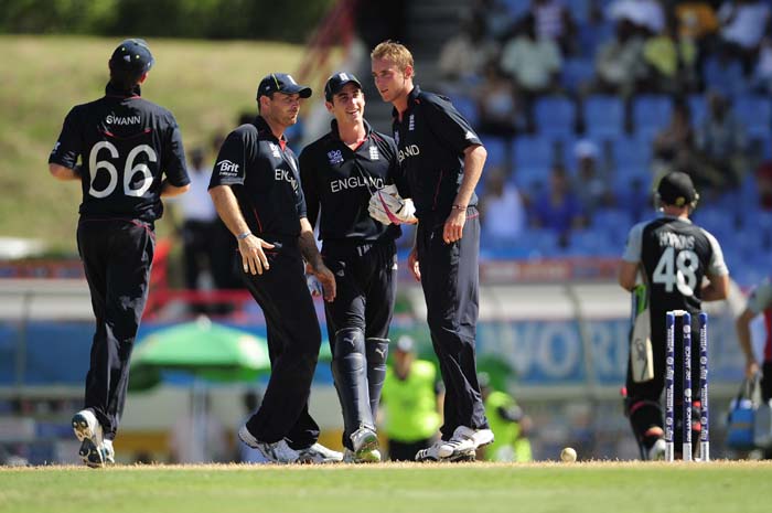 Stuart Broad celebrates with teammates after dismissing batsman Gareth Hopkins. (AFP PHOTO) WT20: NZ vs Eng