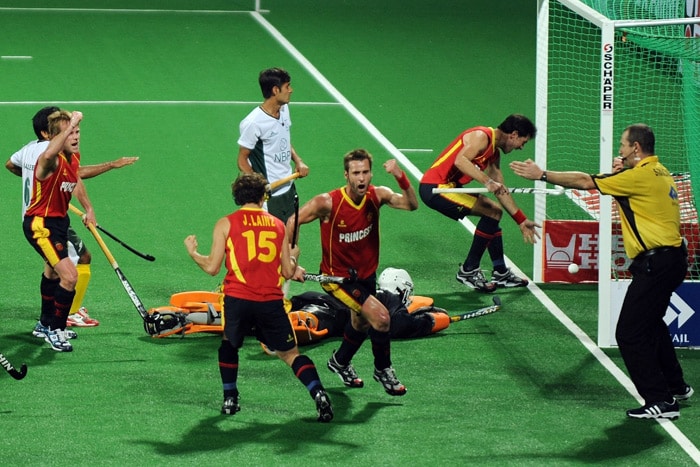 Spanish hockey player David Alegre celebrates after scoring a goal against Pakistan during their World Cup 2010 match at the Major Dhyan Chand Stadium in New Delhi. (AFP Photo) Pak clinch 2-1 win over Spain