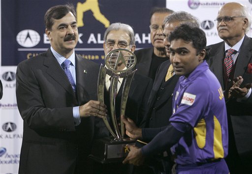 Sri Lankan skipper Mahela Jayawardene, right, receives the winning trophy from Pakistan's Prime Minister Yousuf Raza Gilani, left, during the award distribution ceremony on end of third one-day international cricket match at Gaddafi Stadium in Lahore on Saturday, January 24, 2009. (AP Photo) 3rd ODI: Pakistan vs Sri Lanka