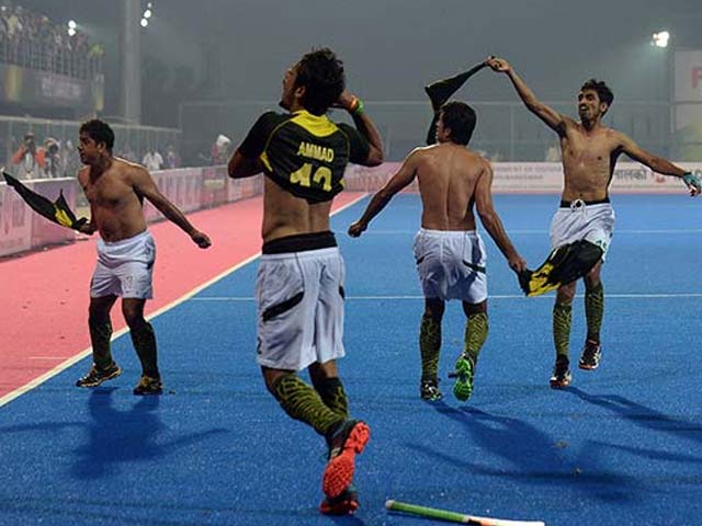 Pakistan Players Taunt India Fans With Obscene Gestures