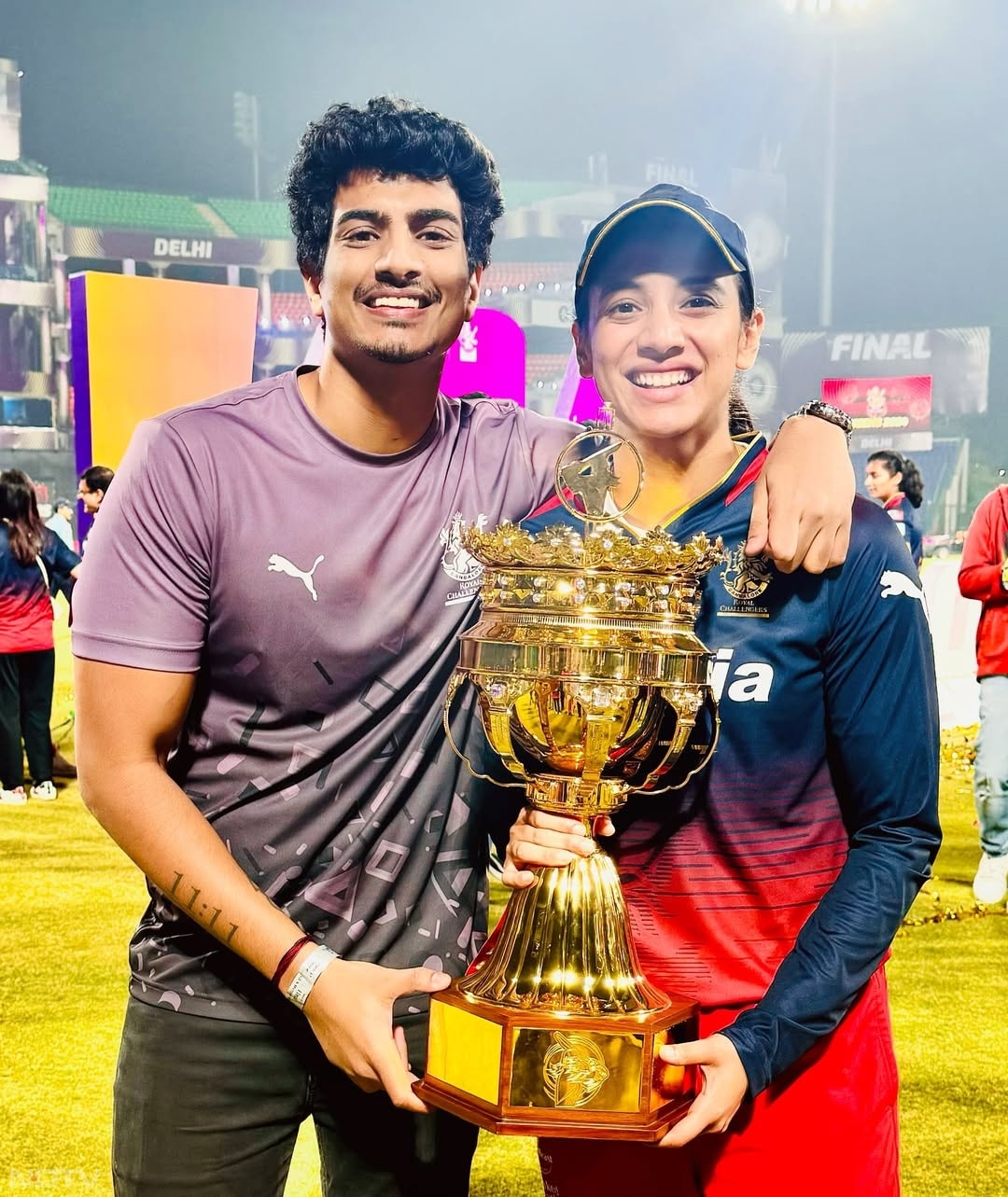 पलाश को कई मौकों पर स्मृति का समर्थन करते देखा गया है. डब्ल्यूपीएल में आरसीबी के खिताब जीतने के बाद पलाश और स्मृति की तस्वीर सोशल मीडिया पर वायरल हुई थी.  (फोटो क्रेडिट: Insta@palash_muchhal)