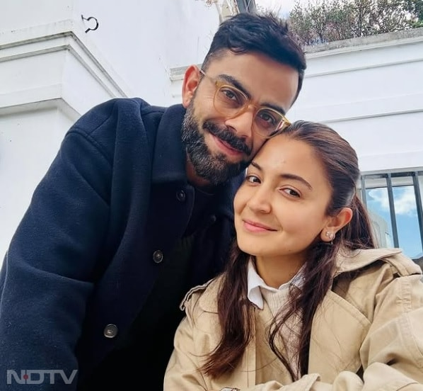 एयरपोर्ट से बाहर आते समय कोहली काले रंग का शर्ट पहने हुए नजर आए हैं.