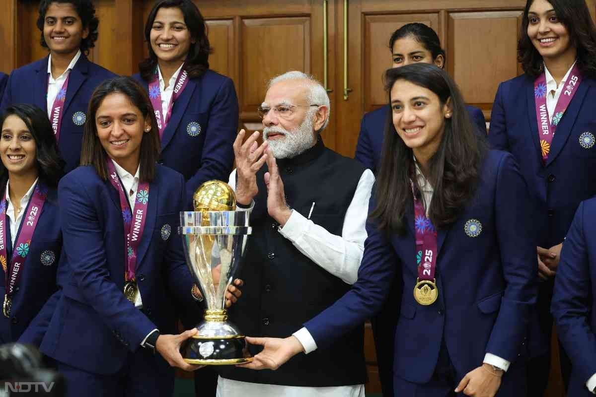 कैप्टन हरमनप्रीत कौर ने 2017 में पीएम से हुई मुलाकात को याद किया. जब वे ट्रॉफी के बिना पीएम से मिली थीं.  अब जब वे ट्रॉफी के साथ उनसे मिली हैं, तो वे उनसे बार-बार मिलना चाहती हैं.