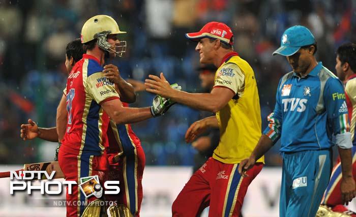 A boundary and two sixes in the final over, from de Villiers, and a Saurabh Tiwary boundAry off the last ball with three needed, gave the hosts a stunning victory, their second in IPL 2012. (AFP PHOTO/Manjunath KIRAN) IPL 5: Bangalore down Pune in a thriller