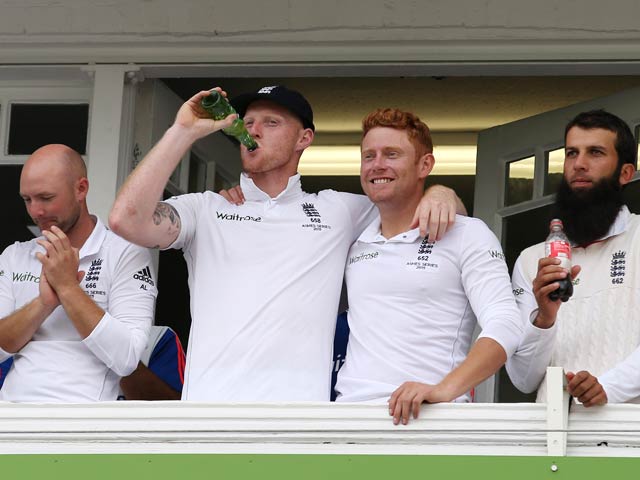 Photo : Ashes: England Regain Urn After Crushing Innings Victory