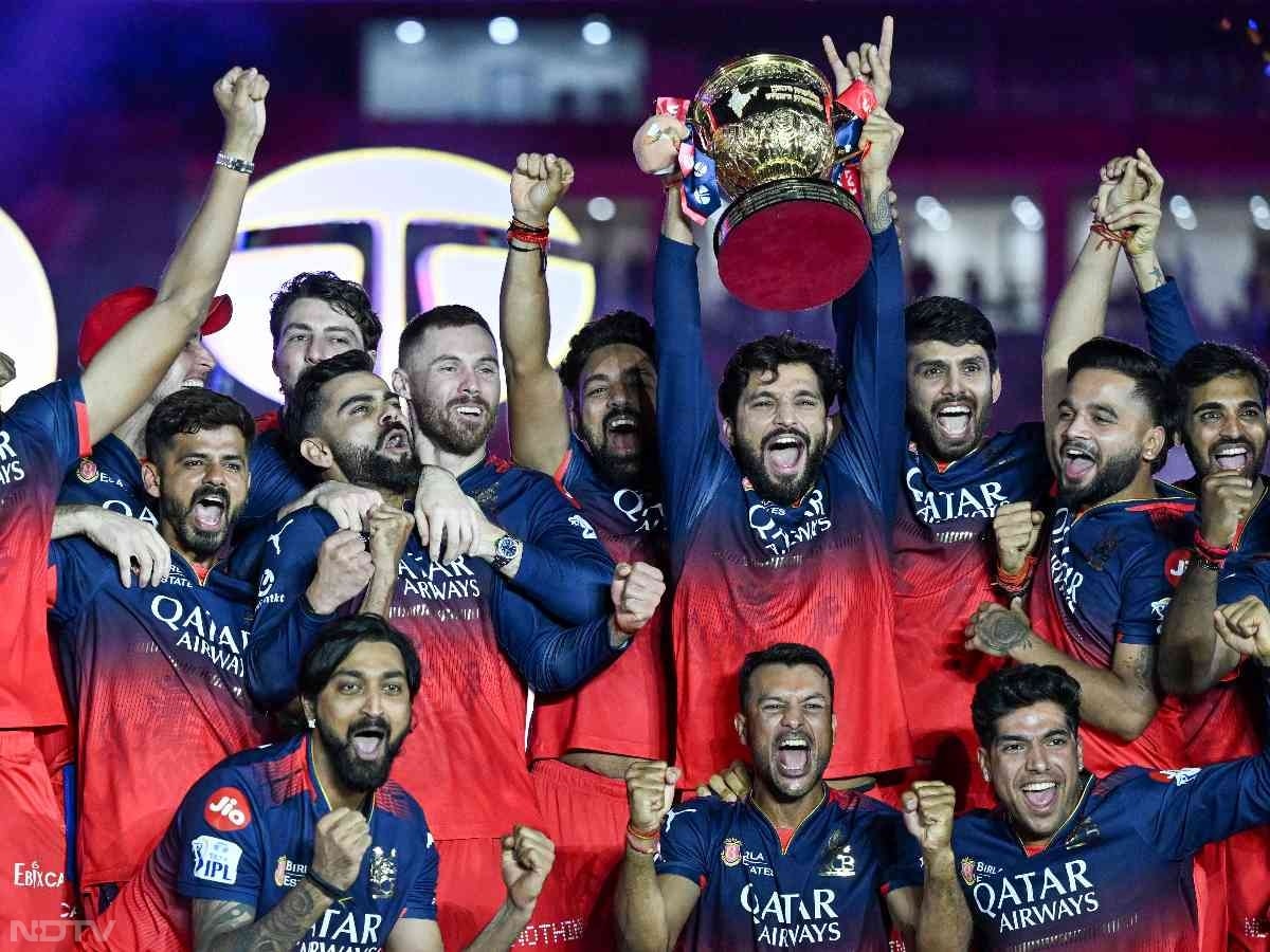 कोहली और आरसीबी का सफर तभी शुरू हुआ जब आईपीएल ने क्रिकेट की दुनिया में पहला कदम रखा था. अठारह साल पहले बेचैन और युवा कोहली पश्चिम दिल्ली का वह गोल मटोल सा लड़का था जो जीत का जुनून लेकर उतरा था. (फोटो क्रेडिट:आईएएनएस)