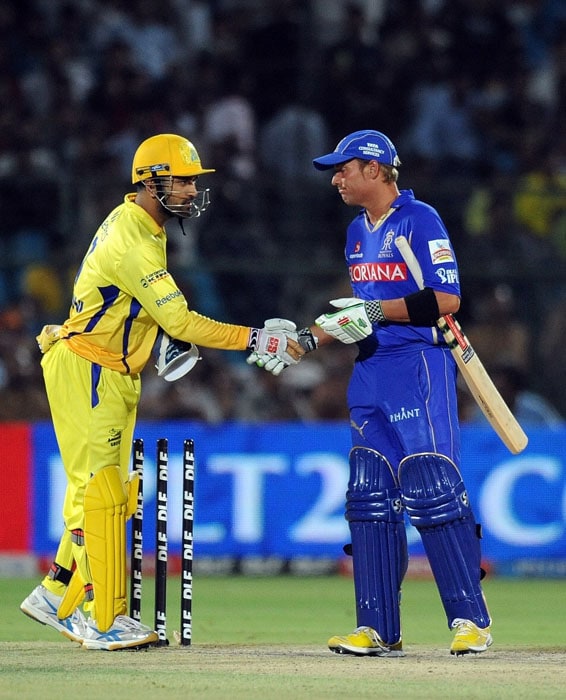Rajasthan Royals captain Shane Warne (R) congratulates Chennai Super Kings captain Mahendra Singh Dhoni (L) during the IPL Twenty20 match at the Swai Mansingh Stadium in Jaipur. Chennai Super Kings won by 63 runs. (AFP PHOTO) IPL 4: Rajasthan vs Chennai