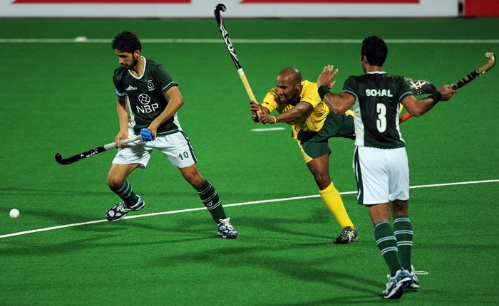 Pakistani hockey players Zeeshan Ashraf (L) and Sohail Abbas (R) vie for the ball against South African hockey player Julian Hykes (C) during their World Cup 2010 match at the Major Dhyan Chand Stadium in New Delhi. (AFP Photo) South Africa defeat Pakistan