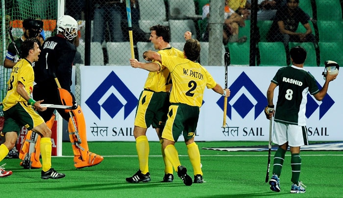 South African hockey player Gareth Carr (C) celebrates with teammates after scoring a goal against Pakistan during their World Cup 2010 match at the Major Dhyan Chand Stadium in New Delhi. (AFP Photo) South Africa defeat Pakistan