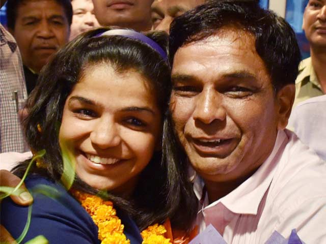 Photo : Sakshi Malik Receives Grand Welcome On Return From Rio