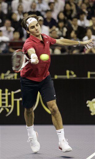 Roger Federer returns the ball. Sampras stuns Roger