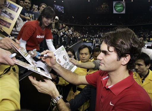 Roger Federer signs autographs to his fans. Sampras stuns Roger