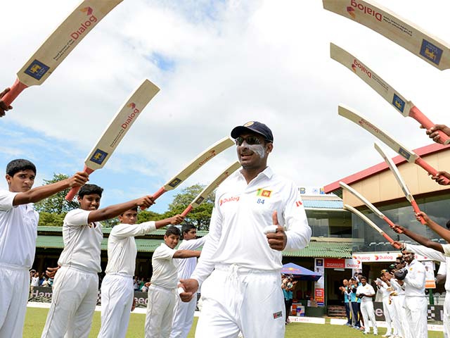 Photo : Kumar Sangakkara Gets Warm Reception in Colombo Test