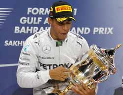 Photo : Lewis Hamilton takes the honours at the Bahrain Grand Prix