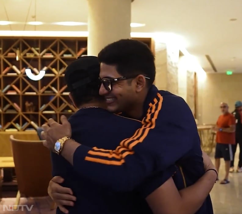 नए कप्तान गिल होटल में पहले कप्तान रोहित से गले मिलते दिखे. इस दौरान रोहित को गिल का हालचाल लेते सुना गया.  (फोटो: बीसीसीआई वीडियो क्रॉप)