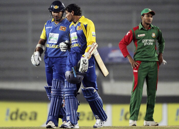 Sri Lanka's Kumar Sangakkara and Tilakaratne Dilshan talk as Bangladesh captain Shakib Al Hasan looks on during their first One-Day International of the tri-series in Dhaka. (AP Photo) 1st ODI: SL vs B'desh