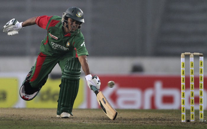 Bangladesh's Mohammad Ashraful runs to avoid a run-out during first One-Day International of the tri-series against Sri Lanka in Dhaka. (AP Photo) 1st ODI: SL vs B'desh