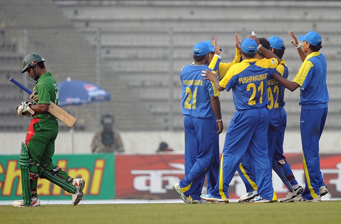 Sri Lankan cricketers celebrate the dismissal of the Bangladesh's Imrul Kayes during their first One-Day International of the tri-series in Dhaka. (AFP Photo) 1st ODI: SL vs B'desh