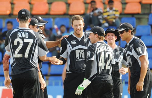 New Zealand's captain Daniel Vettori celebrates with teammates after the dismissal of Sri Lanka's Thilina Kandamby during the first ODI of the Tri-Nation Championship trophy in Colombo. (AFP Photo) Tri-series: SL vs NZ