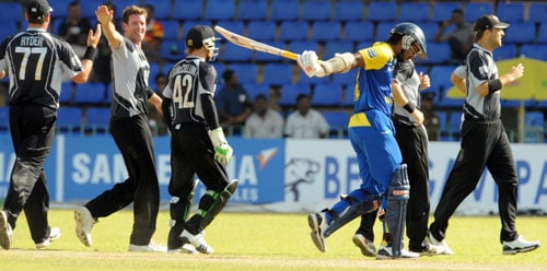 New Zealand's Ian Butler celebrates with teammates after dismissing Sri Lanka's captain Kumar Sangakkara during the first ODI of the Tri-Nation Championship trophy in Colombo. (AFP Photo) Tri-series: SL vs NZ