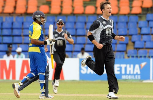 New Zealand's Shane Bond celebrates the dismissal of Sri Lanka's Mahela Jayawardene during the first ODI of the Tri-Nation Championship trophy in Colombo. (AFP Photo) Tri-series: SL vs NZ