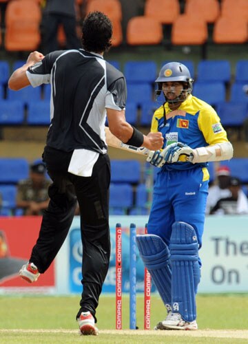 New Zealand's Daryl Tuffey celebrates after dismissing Sri Lanka's Tillekeratne Dilshan during the first ODI of the Tri-Nation Championship trophy in Colombo. (AFP Photo) Tri-series: SL vs NZ