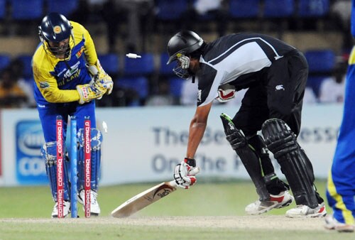 Sri Lanka's wicketkeeper Kumar Sangakkara successfully stumps New Zealand's Daryl Tuffey during the first ODI of the Tri-Nation Championship trophy in Colombo. (AFP Photo) Tri-series: SL vs NZ