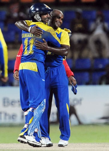 New Zealand batsman Grant Elliott's dismissal is celebrated by Sri Lanka's spinner Sanath Jayasuraiya and wicketkeeper Kumar Sangakkara during the first ODI of the Tri-Nation Championship trophy in Colombo. (AFP Photo) Tri-series: SL vs NZ
