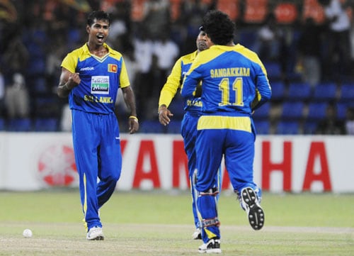Sri Lanka's Nuwan Kulasekara celebrates with captain Kumar Sangakkara and Mahela Jayawardene after the dismissal of New Zealand's Ross Taylor during the first ODI of the Tri-Nation Championship trophy in Colombo. (AFP Photo) Tri-series: SL vs NZ