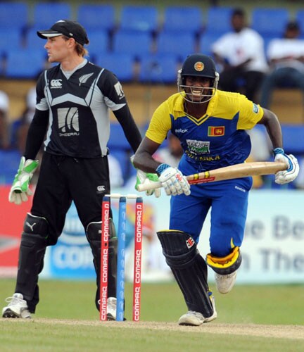 Sri Lanka's Angelo Mathews runs between wickets as New Zealand's wicketkeeper Brendon McCullum looks on during the first ODI of the Tri-Nation Championship trophy in Colombo. (AFP Photo) Tri-series: SL vs NZ
