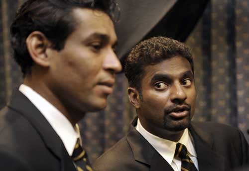 Thilakaratne Dilshan listens to Muttiah Muralitharan during a religious ceremony in Colombo before leaving for England to play in the ICC Twenty20 World Cup. (AFP Photo) Sri Lankans leave for T20 WC